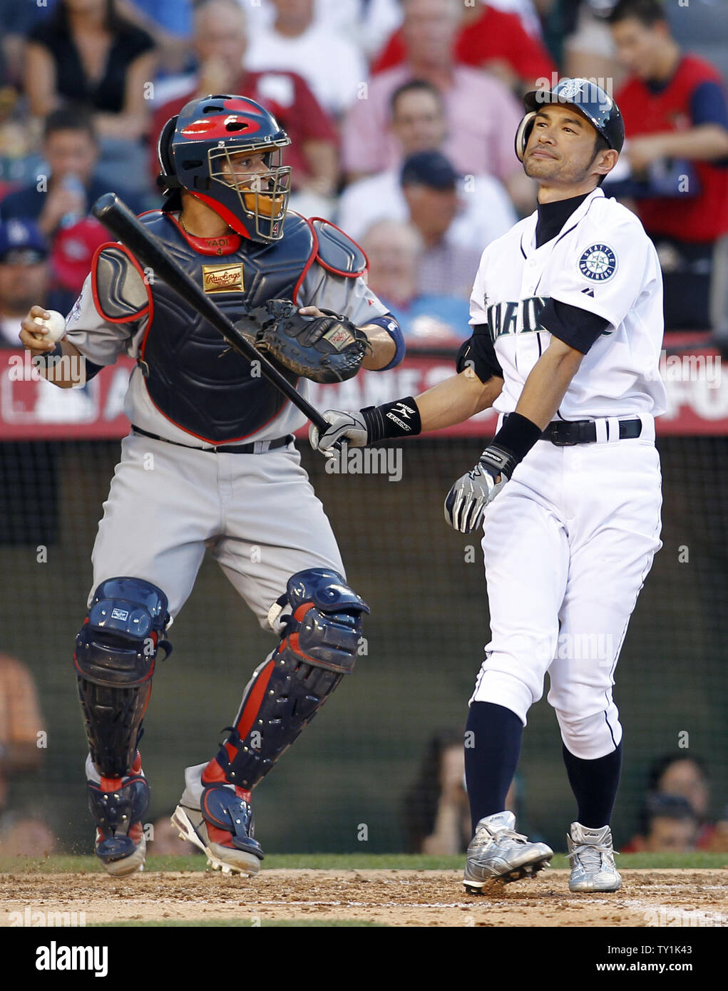 Amerikanische Liga All Star Ichiro Suzuki Streiks in das All-Star Game in Anaheim, Kalifornien am 13. Juli 2010. UPI/Lori Shepler Stockfoto