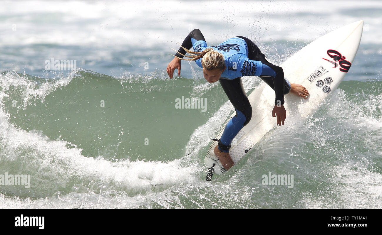 Lakey Pererson der uns während der Frauen Viertelfinale konkurriert heizt der US Open des Surfens in Huntington Beach am 6. August 2010. UPI/Lori Shepler Stockfoto