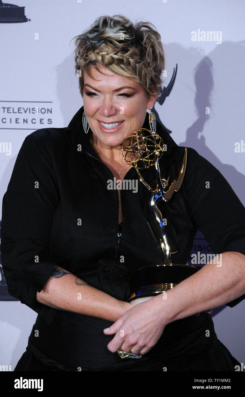 Mia Michaels hält den Emmy Award für herausragende Choreographie für die TV-Serie o Sie denken, dass Sie Dance", in der Primetime Creative Arts Emmy Awards in Los Angeles am 21. August 2010. UPI/Jim Ruymen Stockfoto