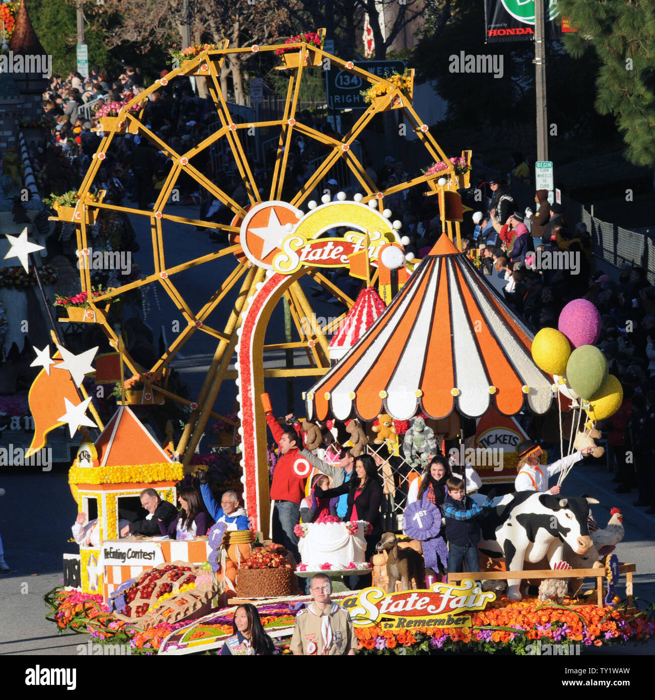 Discover Financial Services float' ein State Fair zu erinnern", rollt Colorado Boulevard während der 122 Rose Parade in Pasadena, Kalifornien, am 1. Januar 2011. Der Schwimmer gewann den Grand Marshal Trophäe. UPI/Jim Ruymen Stockfoto