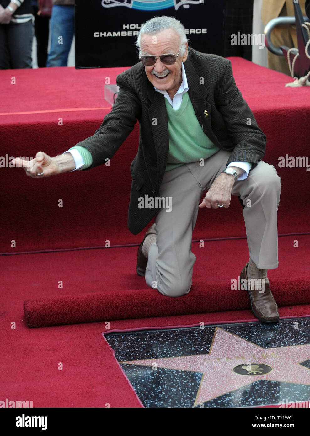 Stan Lee, Schöpfer der Super-Hero Comics 'Spider-Man", "Der unglaubliche Hulk", "X-Men", "Iron Man" und "The Avengers", Streiks den Spiderman posieren für photogaphers nach Erhalt der 2.248 th Stern auf dem Hollywood Walk of Fame bei einer enthüllungsfeier in Los Angeles am 4. Januar 2011. UPI/Jim Ruymen Stockfoto