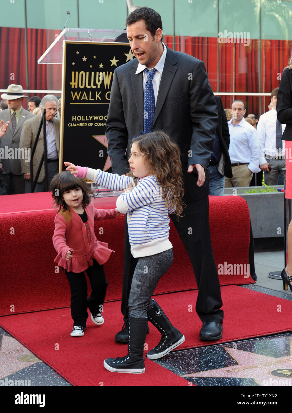 Schauspieler Adam Sandler rundet seine Töchter sonnig (L) und Sadie während einer enthüllungsfeier ihn ehrt mit der 2,431 st Stern auf dem Hollywood des Ruhmes in Los Angeles am 1. Februar 2011. UPI/Jim Ruymen Stockfoto