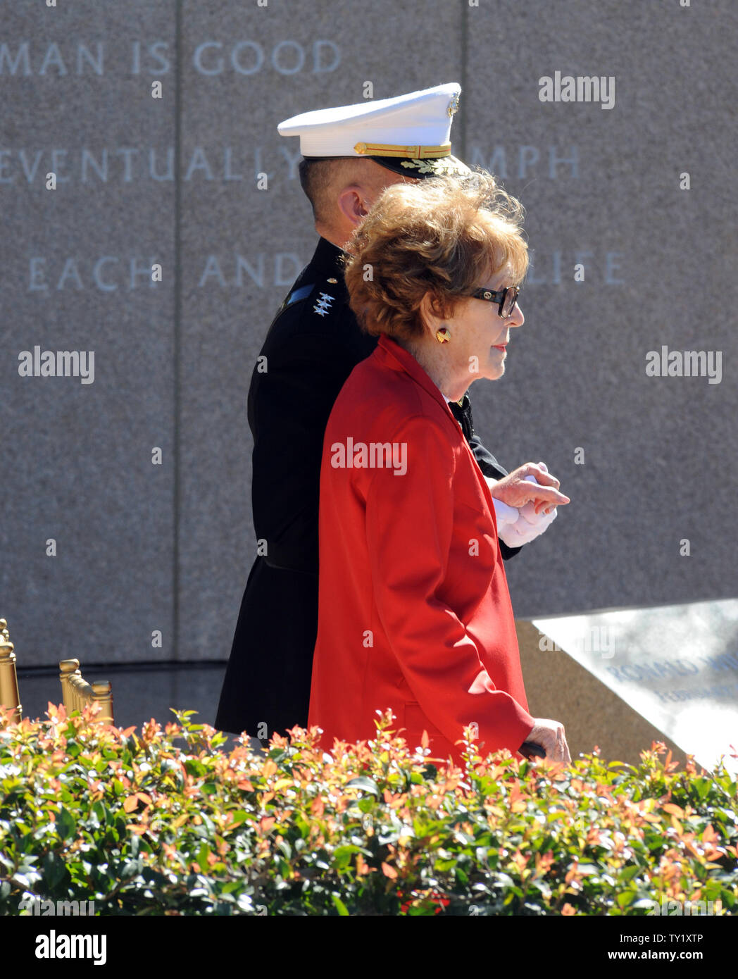 Ehemalige First Lady Nancy Reagan wird durch Marine Generalleutnant George J. Flynn halfen, als sie für eine Kranzniederlegung Zeremonie im Gedenken an ihren Mann kommt, der ehemalige US-Präsident Ronald Reagan, während des hundertjährigen Geburtstag Feier an der Ronald Reagan Presidential Library in Simi Valley, Kalifornien am 6. Februar 2011. UPI/Jim Ruymen Stockfoto