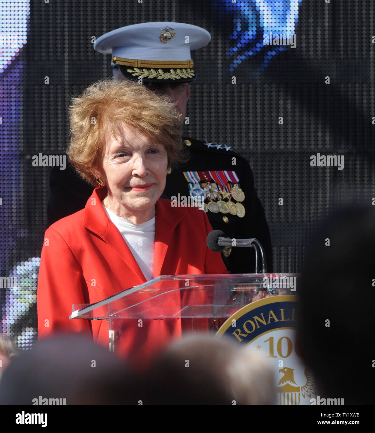 Ehemalige First Lady Nancy Reagan spricht nach einer Kranzniederlegung am Denkmal des Ehemannes der frühere US-Präsident Ronald Reagan während des hundertjährigen Geburtstag Feier an der Ronald Reagan Presidential Library in Simi Valley, Kalifornien am 6. Februar 2011. UPI/Jim Ruymen Stockfoto