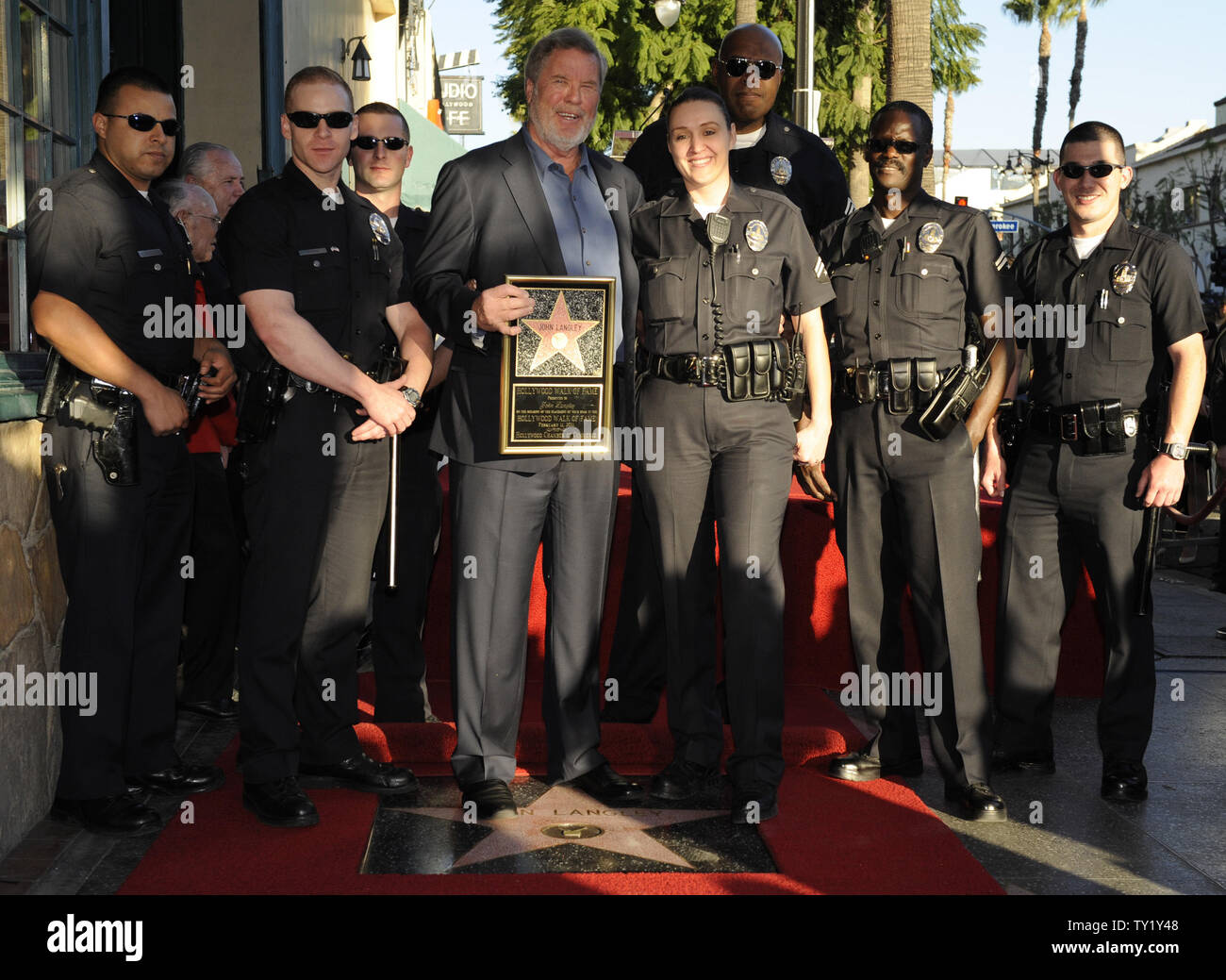 John Langley (C) wirft mit LAPD Beamten an einer Zeremonie, wo der Produzent der TV-Realität Serie 'Bullen' erhält einen Stern auf dem "Hollywood Walk of Fame" in Hollywood" in Los Angeles am 11. Februar 2011. UPI/Phil McCarten Stockfoto