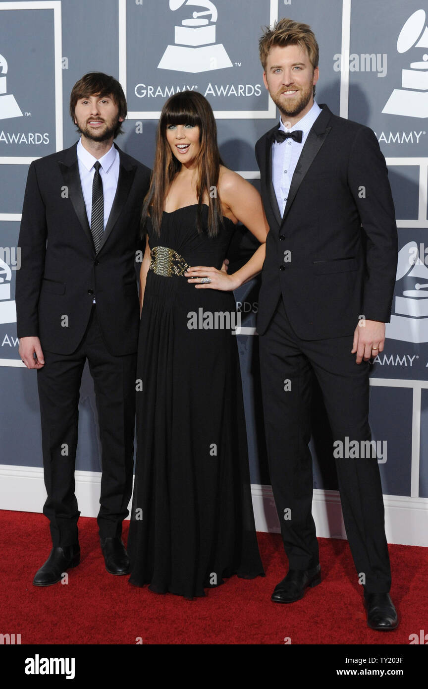 Lady Antebellum Mitglieder Dave Haywood, Hilary Scott und Charles Kelley ankommen Auf der 53. jährlichen Grammy Awards in Los Angeles am 13. Februar 2011. UPI/Jim Ruymen Stockfoto