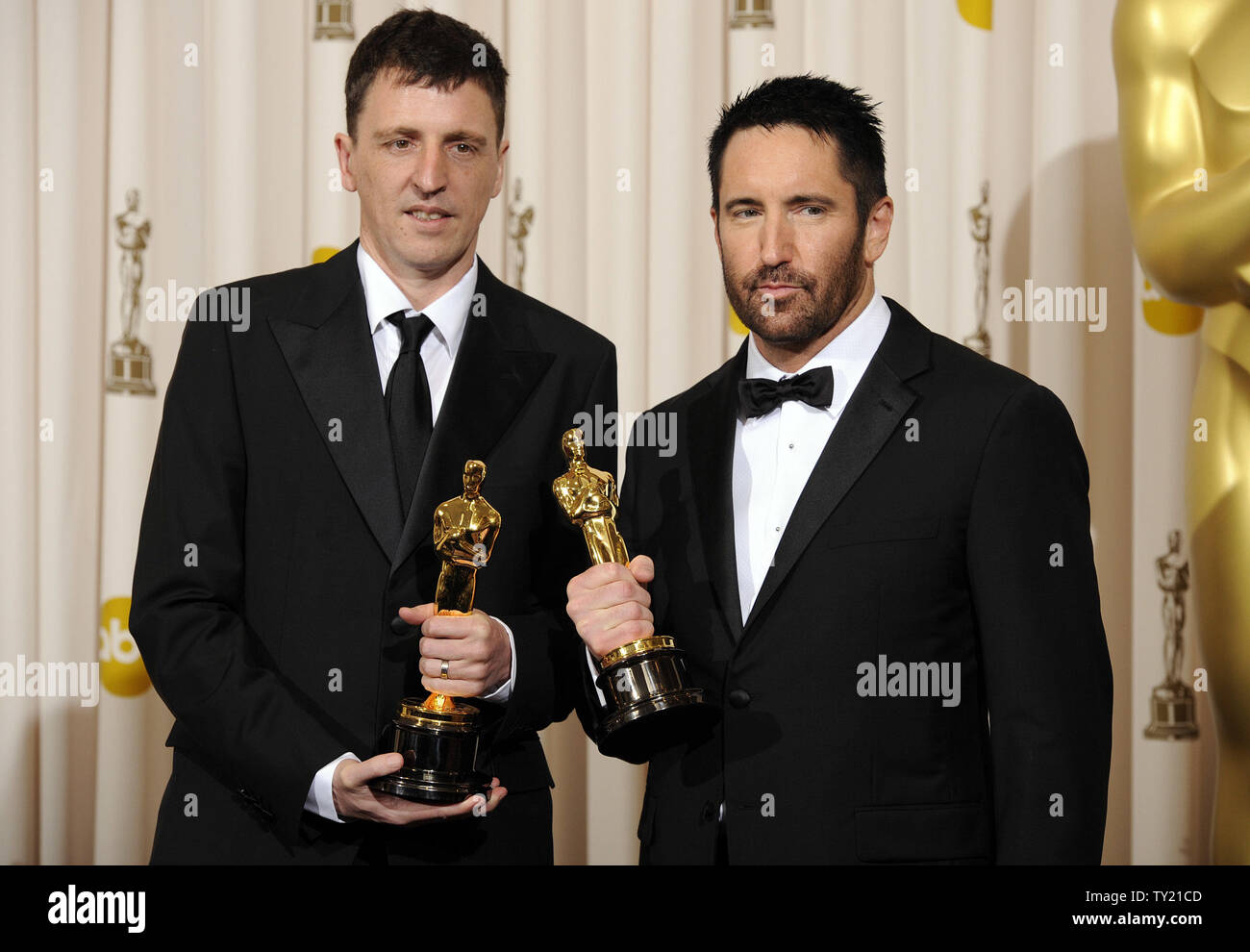 Achievement in Music (Original Score) Gewinner Trent Reznor und Atticus Ross stellen mit ihren Oscars an die 83. jährlichen Academy Awards in Hollywood am 27. Februar 2011. UPI/Phil McCarten Stockfoto