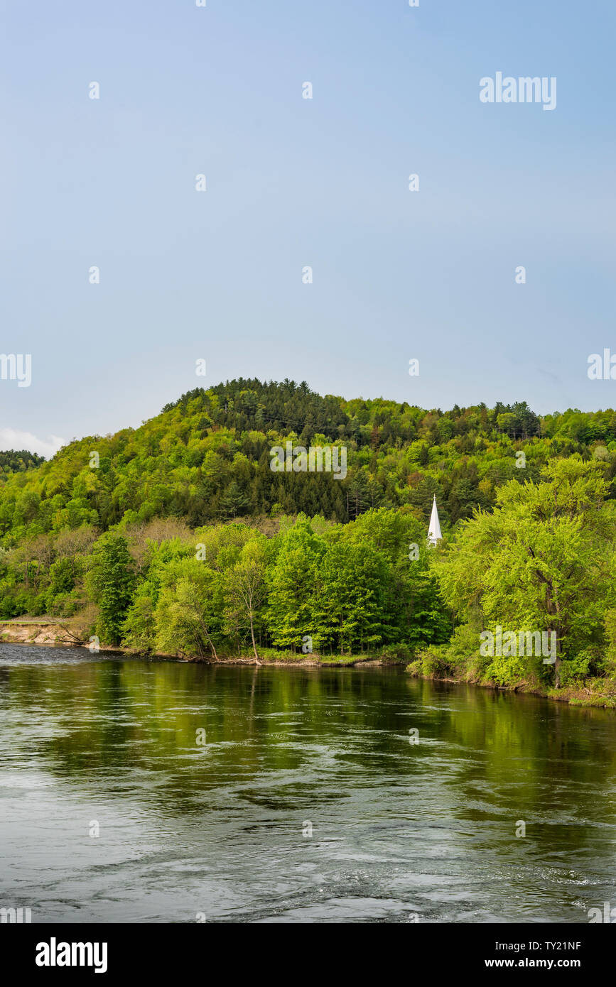 Kirchturm und neue Feder Blätter entlang des Connecticut River, Vermont Stockfoto