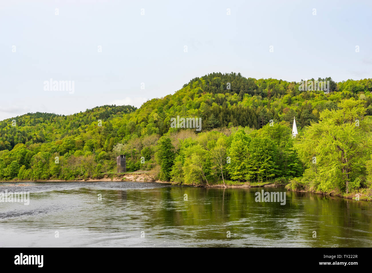 Kirchturm und neue Feder Blätter entlang des Connecticut River, Vermont Stockfoto