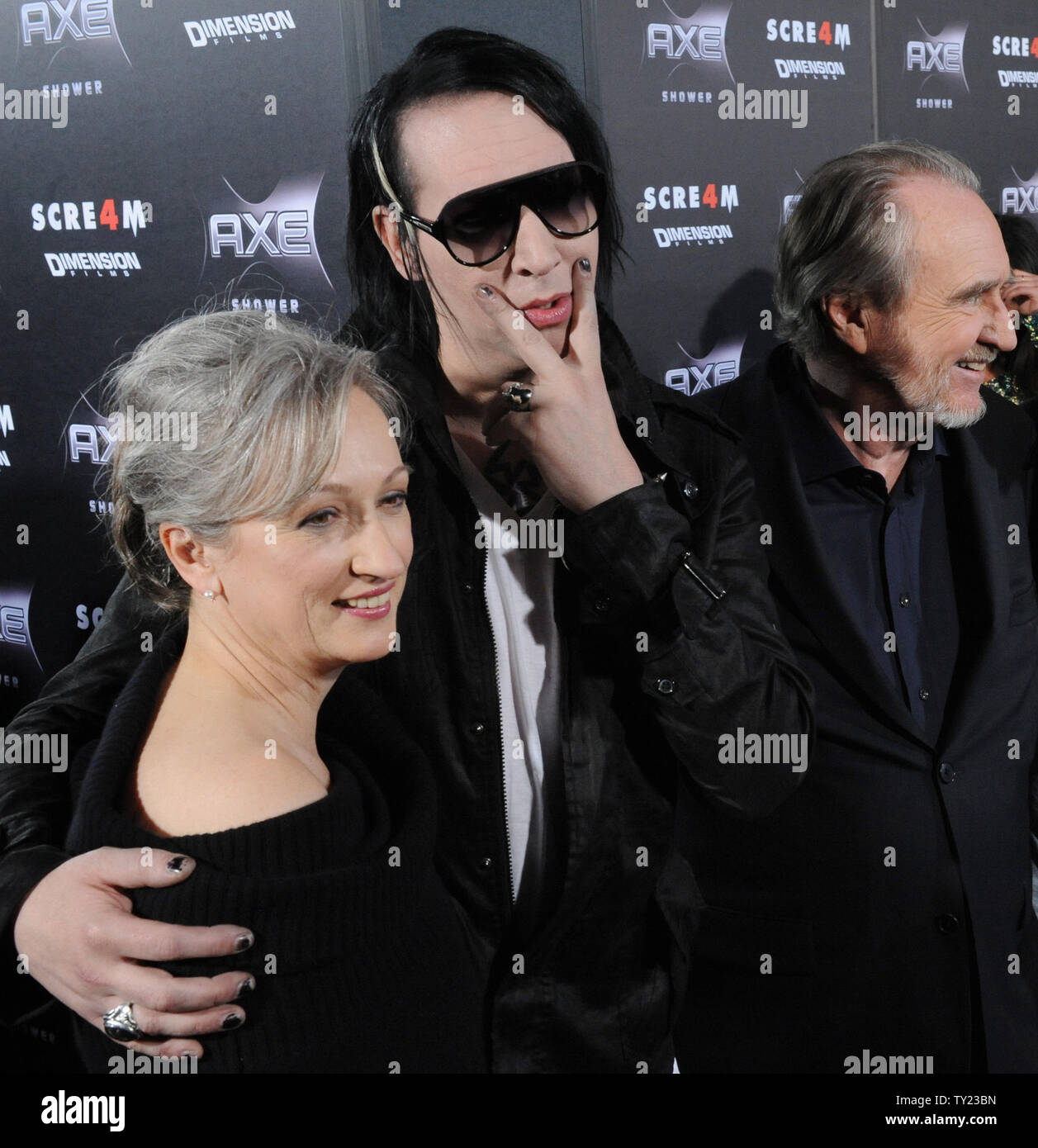 Musiker Marilyn Manson (C) Umarmungen Lya Labunka, die Frau von Regisseur Wes Craven (R) als sie die Premiere der Creme der motion picture Thriller 4' teilnehmen, am Grauman's Chinese Theater in Hollywood" in Los Angeles, das am 11. April 2011. UPI/Jim Ruymen Stockfoto