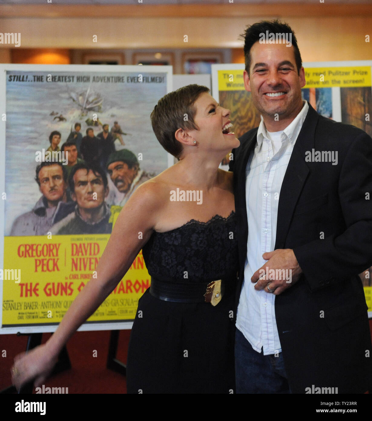 Sängerin Natalie Maines (L) und ihr Mann, der Schauspieler Adrian Pasdar nehmen an der AMPAS und Einweihung der Postverwaltung der Vereinigten Staaten zu Ehren Gregory Peck mit einer ersten - Tag-von-Problem commemorative Ewig Stempel an der Akademie für Kunst und Wissenschaft in den Beverly Hills am 28. April 2011. UPI/Jim Ruymen Stockfoto