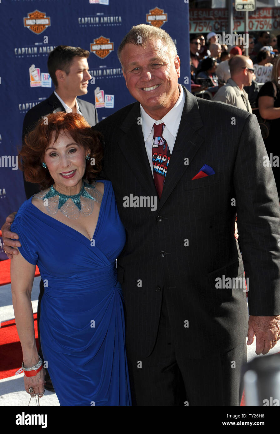 Reb Brown, der ursprüngliche Captain America, und seine Frau Cisse Cameron die Premiere des Films 'Captain America: Der erste Rächer' am El Capitan Theatre in Hollywood" in Los Angeles am 19 Juli, 2011 UPI/Jayne Kamin-Oncea Stockfoto