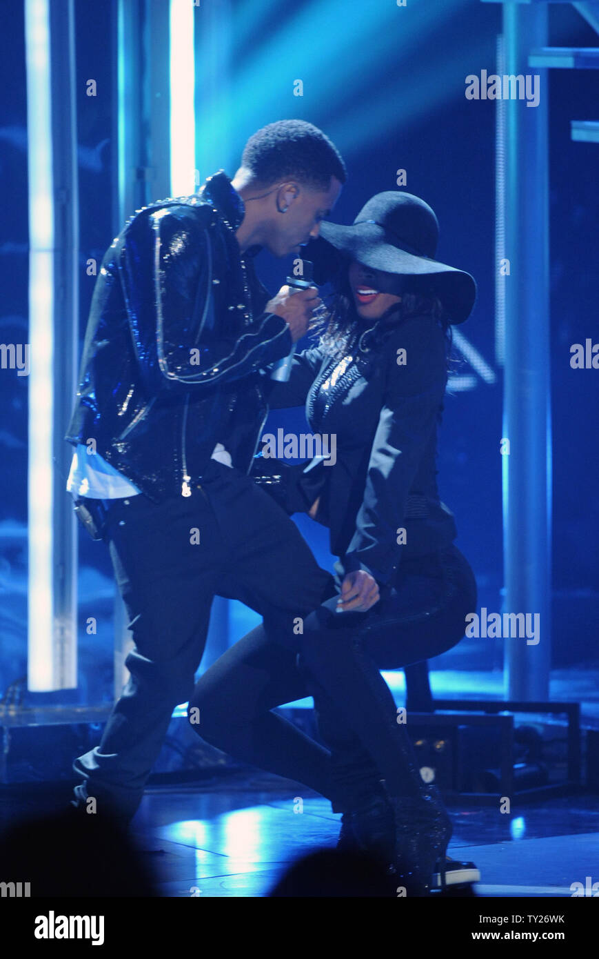 Trey Songz und Kelly Rowland durchführen Langzeitarbeitslosen" während der 2011 BET Awards im Shrine Auditorium in Los Angeles am 26. Juni 2011. UPI/Jim Ruymen Stockfoto