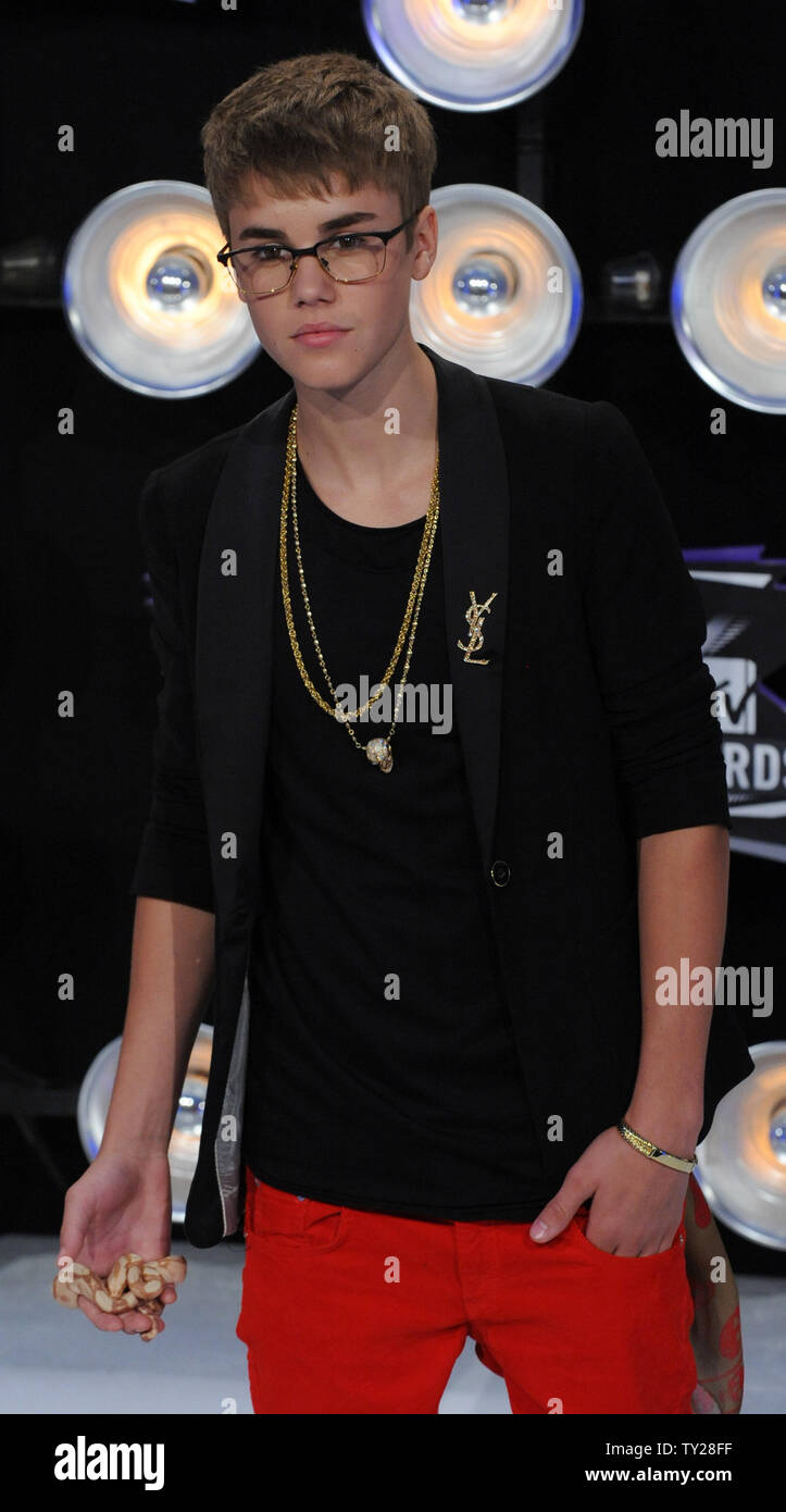 Sänger Justin Bieber kommt eine Schlange bei den MTV Video Music Awards in Los Angeles am 28. August 2011 in Los Angeles. UPI/Jim Ruymen Stockfoto
