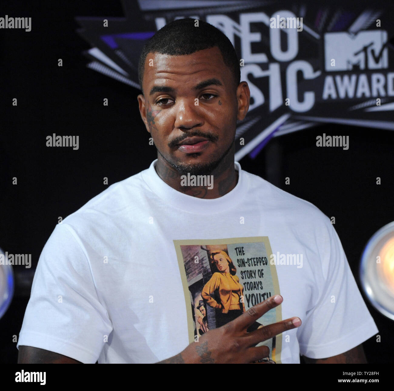Rapper das Spiel kommt mit einer Schlange bei den MTV Video Music Awards in Los Angeles am 28. August 2011 in Los Angeles. UPI/Jim Ruymen Stockfoto
