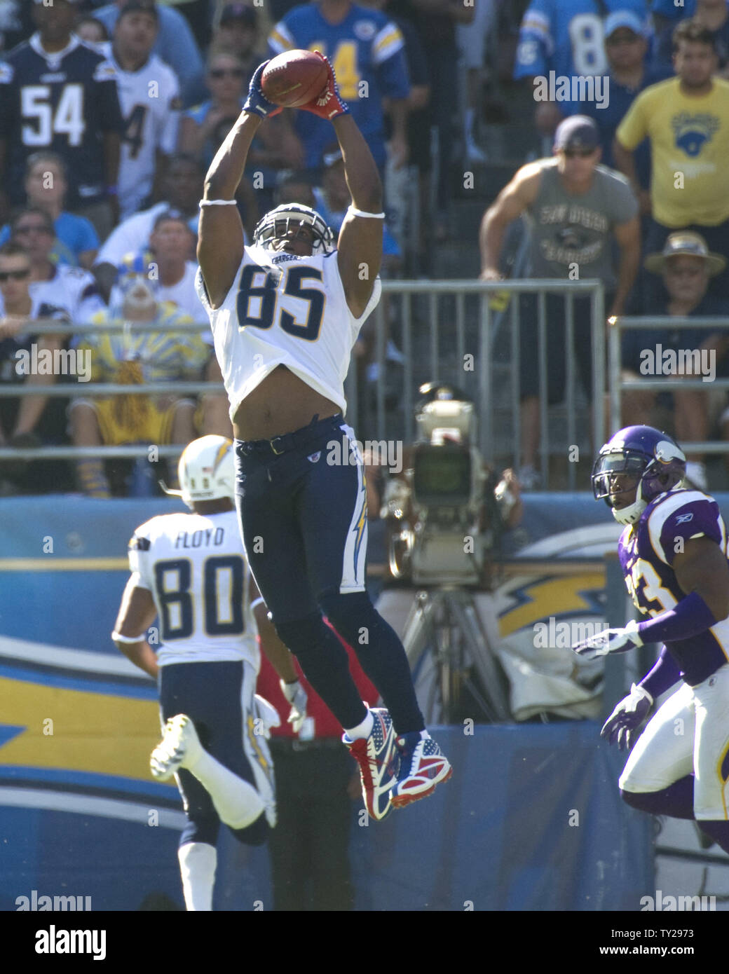 San Diego Chargers' tight end Antonio Gates macht Rezeption gegen Minnesota Vikings während des Spiels bei Qualcomm Stadion in San Diego, Kalifornien, am 11. September 2011. UPI/Jon SooHoo Stockfoto