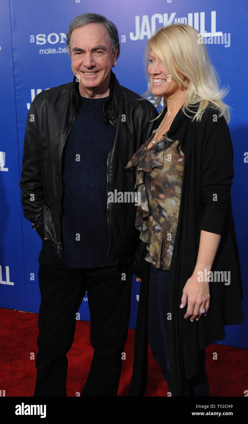 Sänger Neil Diamond und seine Freundin Katie McNeil Besuchen die Premiere der Komödie "Jack und Jill" im Regency Dorf Theater im Westwood Abschnitt von Los Angeles am 6. November 2011. Wpv/Jim Ruymen Stockfoto