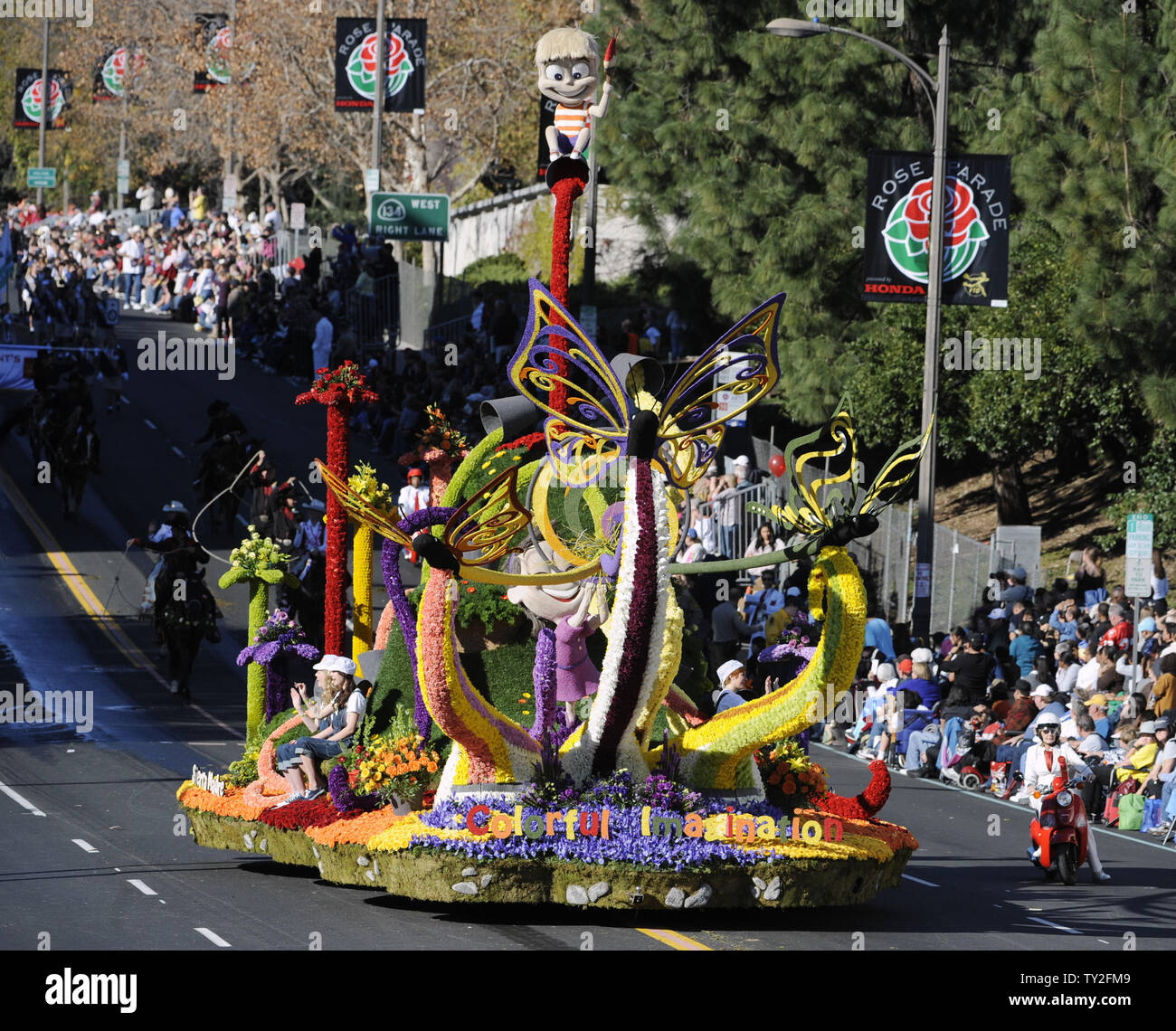 Schwimmstellung der Sierra Madre Rose Float Verein "Bunte Phantasie' ist in der 123 Tournament of Roses Parade in Pasadena, Kalifornien am 2. Januar 2012 gehalten. UPI/Phil McCarten Stockfoto