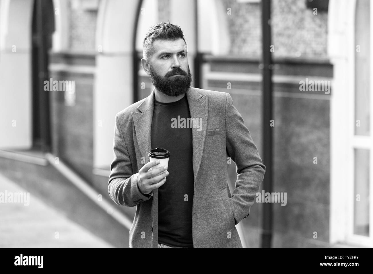 Man bärtige hipster Pappbecher Kaffee trinken. Noch ein Schluck Kaffee. Kaffee trinken für Unterwegs. Geschäftsmann lumbersexual Erscheinungsbild genießen Sie Kaffee Pause aus Business Center. Entspannen und erholen Sie sich. Stockfoto