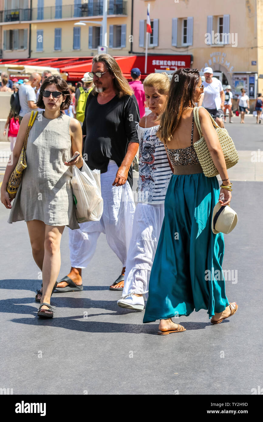 noedels Vijftig oplichter Sommer Life Style auf dem Port de Saint Tropez - Maler, Yachten, Frauen,  Mode, Landschaft - 22. Juni 2019 Saint Tropez, Frankreich Stockfotografie -  Alamy