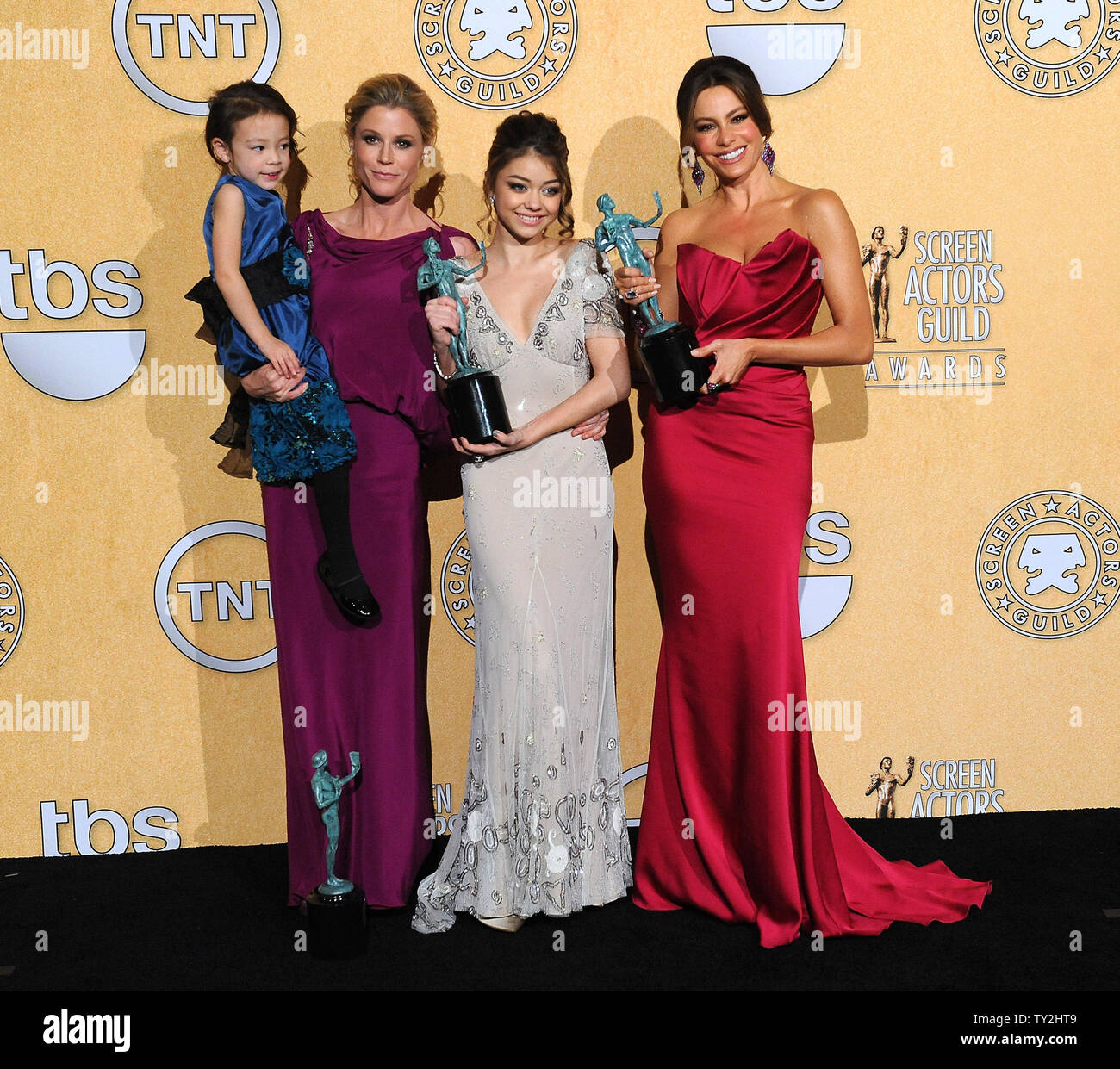 (L - R) Schauspieler Aubrey Anderson-Emmons, Julie Bowen, Sarah Hyland und Sofia Vergara Preisträger Ensemble in einer Comedy Serie "moderne Familie"-Pose in der Presse während der 18. jährlichen Screen Actors Guild Awards in Los Angeles am 29. Januar 2012. UPI/Jim Ruymen Stockfoto