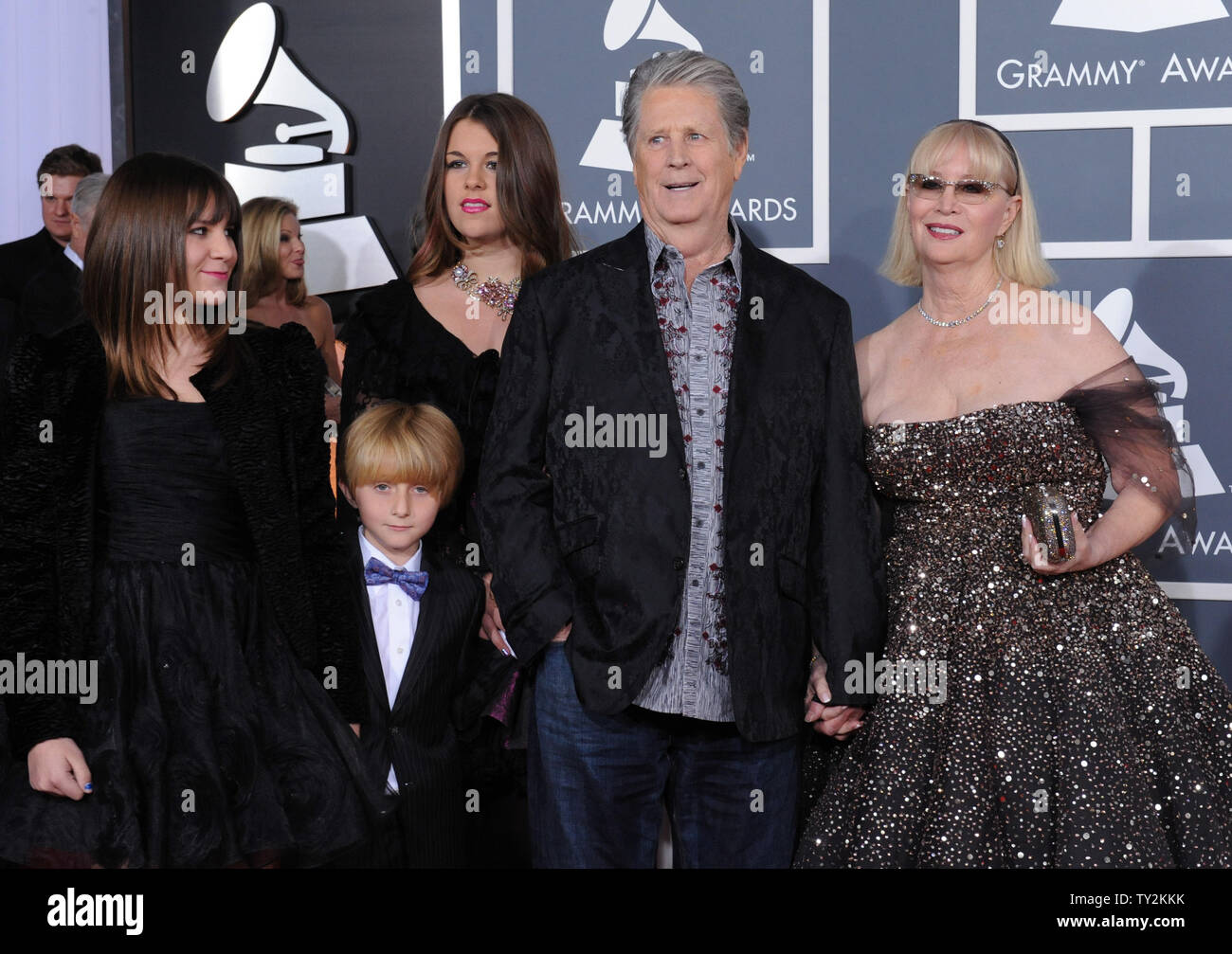 Musiker Brian Wilson von den Beach Boys (C), Frau Melinda Wilson ankommen mit Familienmitgliedern auf der 54. jährlichen Grammy Awards im Staples Center in Los Angeles am 12 Februar, 2012. UPI/Jim Ruymen Stockfoto