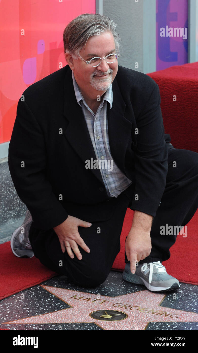 "Die Simpsons" Schöpfer Matt Groening kniet, nachdem er mit dem 2.459 th Stern auf dem Hollywood Walk of Fame geehrt wurde während einer enthüllungsfeier in Los Angeles am 14. Februar 2012. UPI/Jim Ruymen Stockfoto