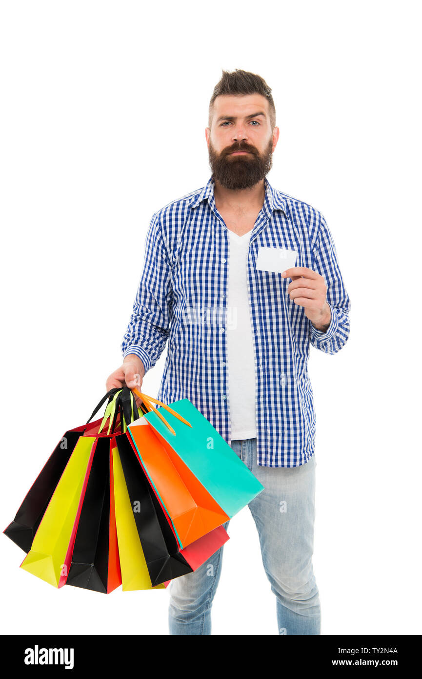 Cyber Monday ist der größte Shopping Tag. Shopper holding Papiertüten und Karte auf der Cyber Monday. Hipster Zahlung mit Kreditkarte am Cyber Monday. Bärtiger Mann online Einkaufen am Cyber Monday, kopieren. Stockfoto