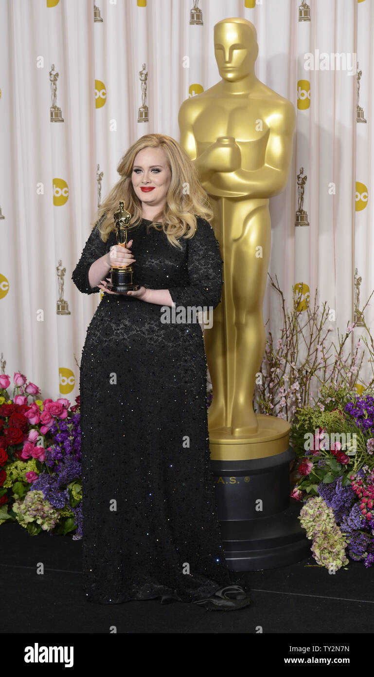 Adele Adkins posieren mit ihrem Oscars für Achievement in Music (Original Song) für die kyfall' backstage bei den 85. Academy Awards in Hollywood und Highlands Zentrum im Hollywood Abschnitt von Los Angeles, am 24. Februar, 2013. UPI/Phil McCarten Stockfoto