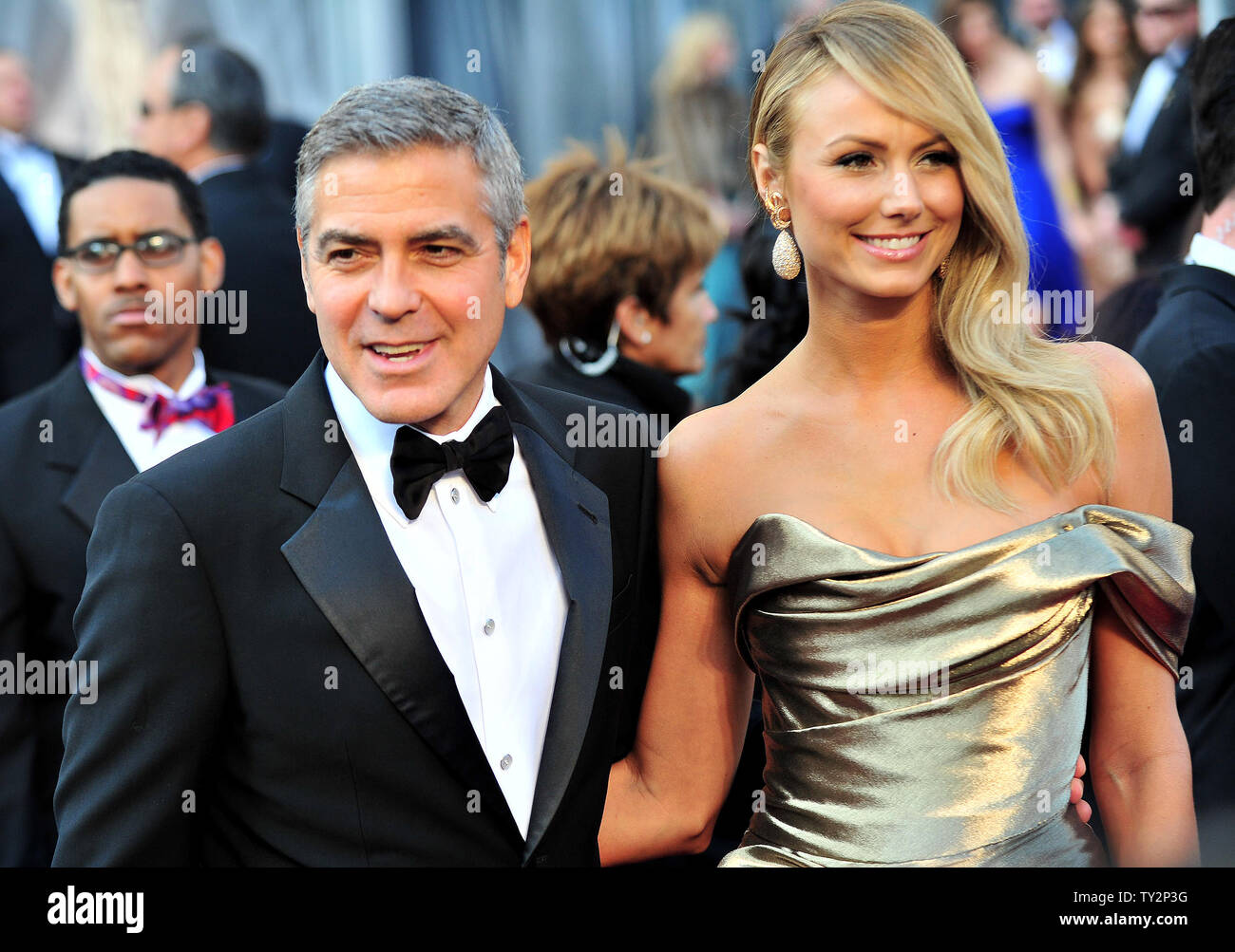 George Clooney und Stacy Keibler ankommen auf dem roten Teppich an der 84th Academy Awards in Hollywood und Highlands Zentrum im Hollywood Abschnitt von Los Angeles am 26. Februar 2012. UPI/Kevin Dietsch Stockfoto