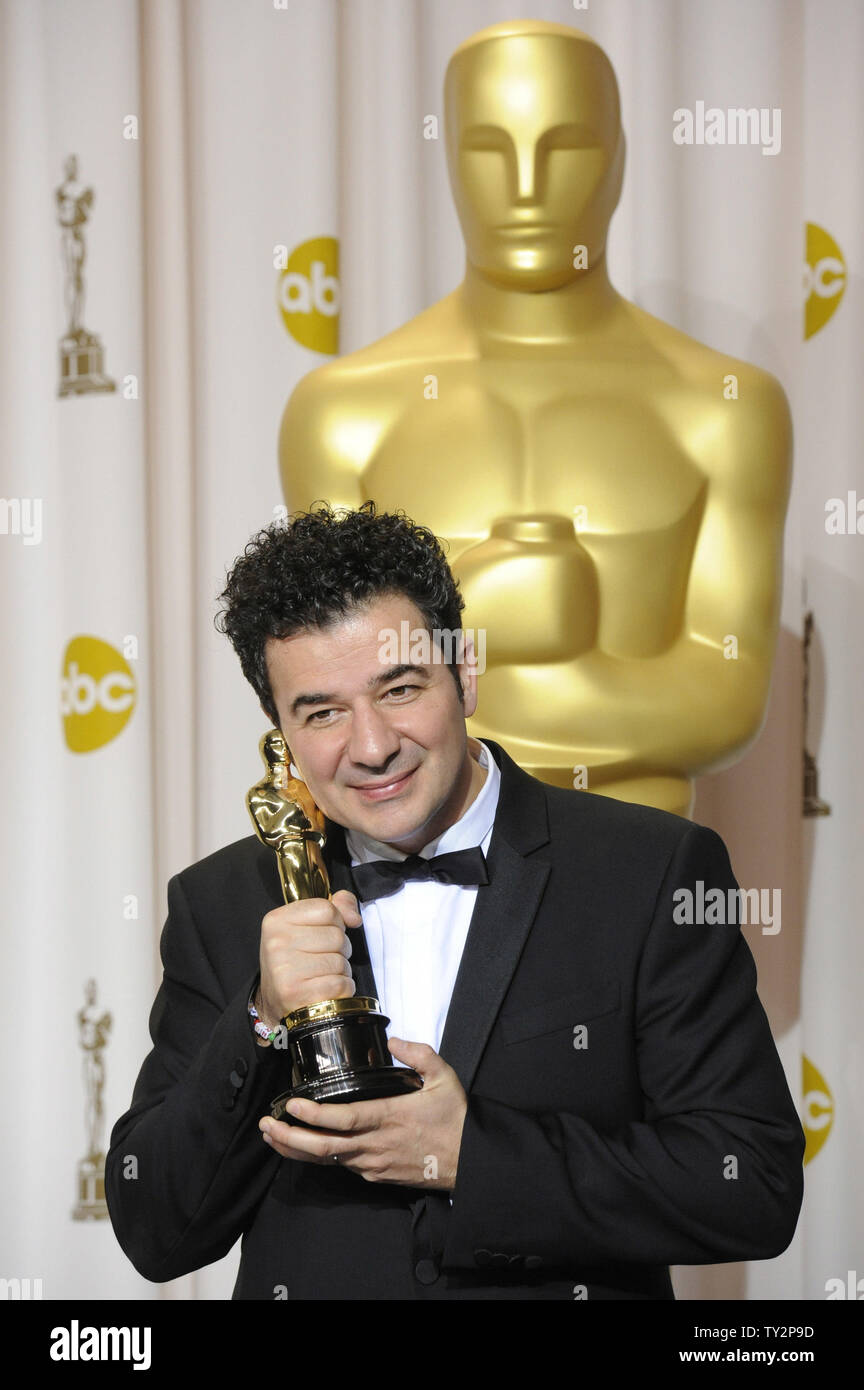 Ludovic Bource hält seinen Oscar für Achievement in Music (Original Score) für den Künstler "backstage bei der 84Th Academy Awards in Hollywood" in Los Angeles am 26. Februar 2012. UPI/Phil McCarten Stockfoto