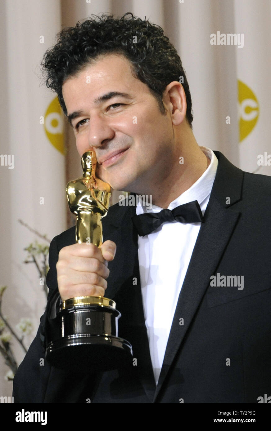 Ludovic Bource hält seinen Oscar für Achievement in Music (Original Score) für den Künstler "backstage bei der 84Th Academy Awards in Hollywood" in Los Angeles am 26. Februar 2012. UPI/Phil McCarten Stockfoto