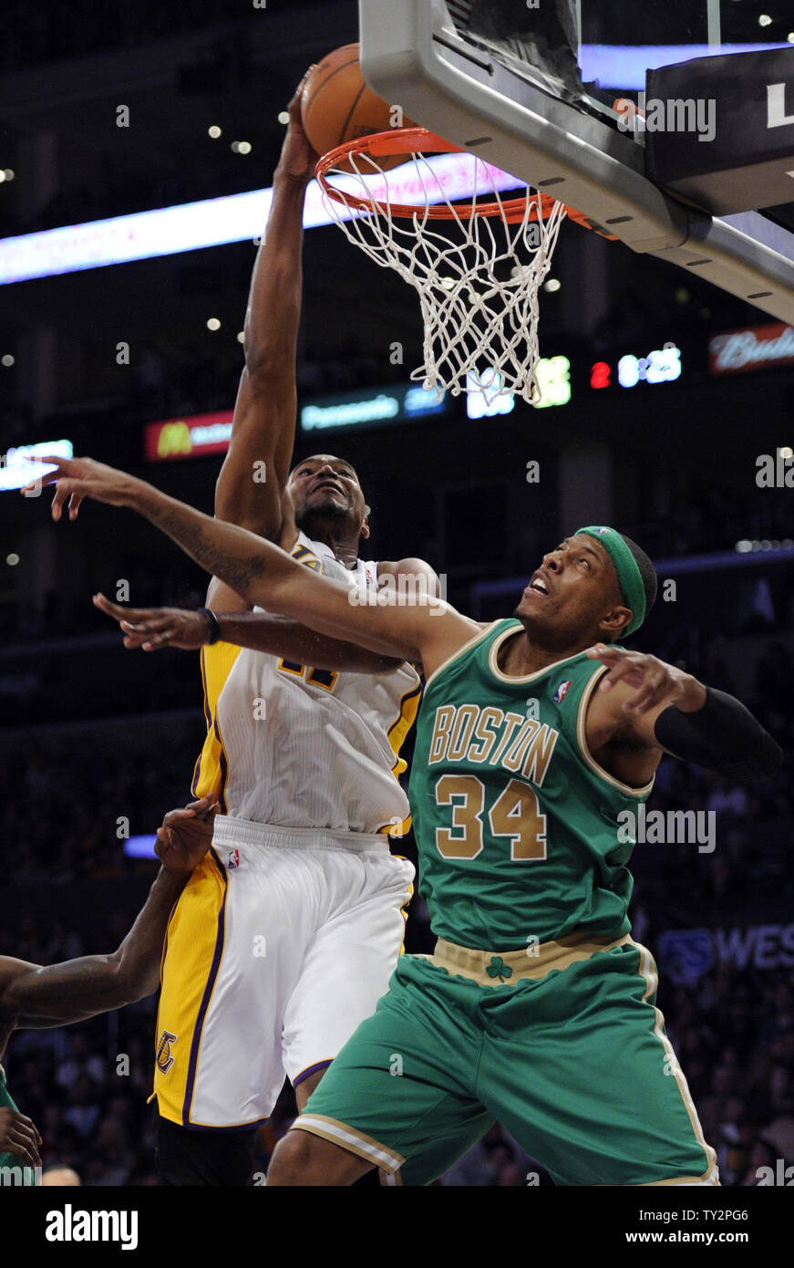 Los Angeles Lakers center Andrew Bynum (17) dunks über Boston Celtics Small Forward Paul Pierce (34) in der ersten Hälfte des NBA Basketball Spiel in Los Angeles am 11. März 2012. UPI/Lori Shepler Stockfoto