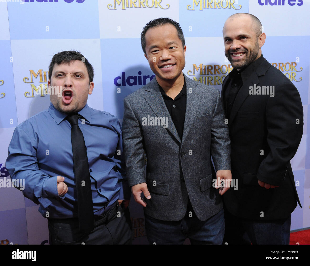 Schauspieler Joey Gnoffo, Ronald Lee Clark und Sebastian Saraceno (L-R), cast-Mitglieder in der motion picture Komödie fantasy 'Mirror Mirror', besucht die Premiere des Films am Grauman's Chinese Theater in Hollywood" in Los Angeles am 17. März 2012. UPI/Jim Ruymen Stockfoto