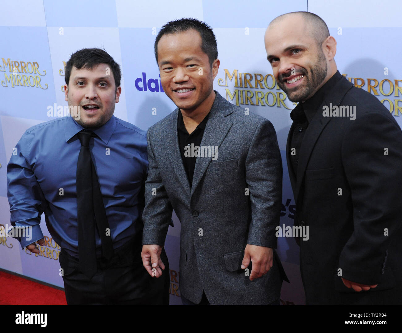 Schauspieler Joey Gnoffo, Ronald Lee Clark und Sebastian Saraceno (L-R), cast-Mitglieder in der motion picture Komödie fantasy 'Mirror Mirror', besucht die Premiere des Films am Grauman's Chinese Theater in Hollywood" in Los Angeles am 17. März 2012. UPI/Jim Ruymen Stockfoto