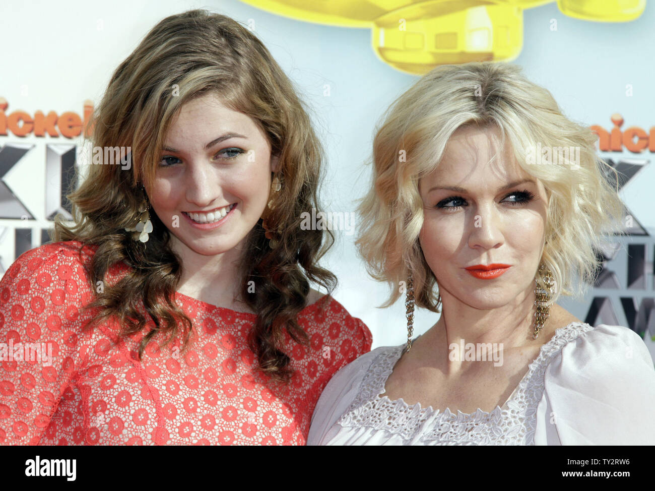 Schauspielerinnen Luca Bella Facinelli und ihre Mutter Jennie Garth kommen für die Nickelodeon Kids' Choice Awards auf der USC Galen Center in Los Angeles am 31. März 2012. UPI/Jonathan Alcorn Stockfoto
