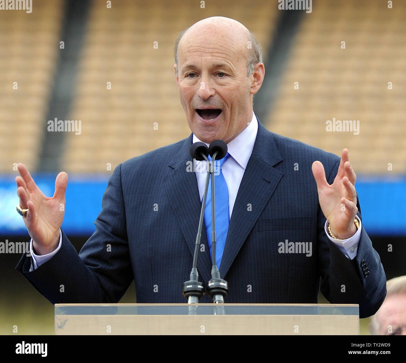 Eigentümer Stan Kasten spricht als die neuen Besitzer der Los Angeles Dodgers, wie das Guggenheim Baseball-Team bekannt, halten eine Pressekonferenz im Mittelfeld im Dodger Stadium in Los Angeles am 2. Mai 2012. UPI/Jayne Kamin-Oncea Stockfoto