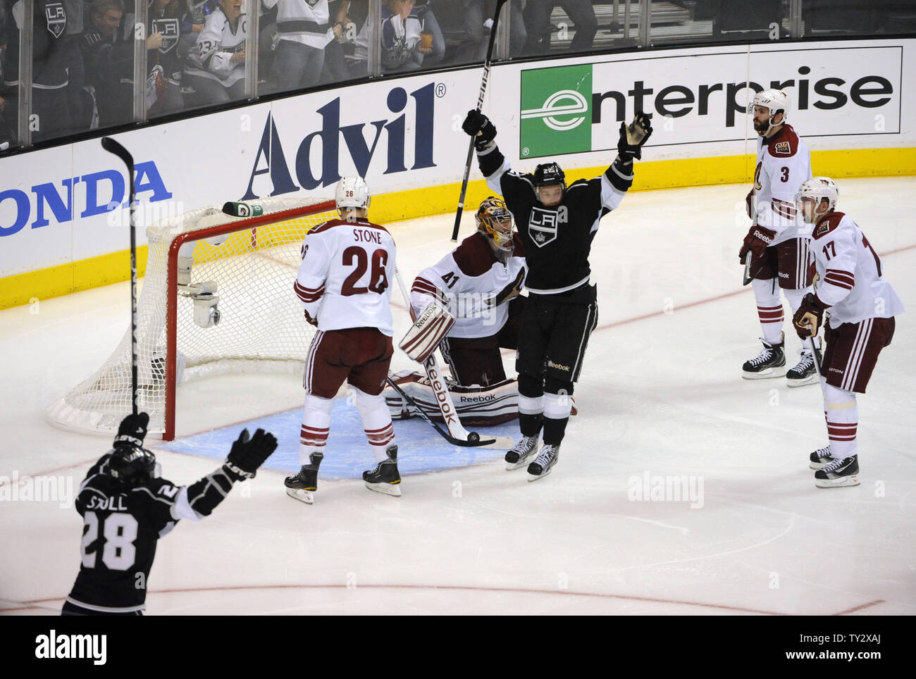 Los Angeles Kings Trevor Lewis (22) und Jarret Stoll (28) ein Ziel von Dwight König (74) gegen die Phoenix Coyotes in der dritten Periode von Spiel drei der Western Conference Finale der NHL Stanley Cup Playoffs im Staples Center in Los Angeles feiern am 17. Mai 2012. Könige schlagen die Kojoten 2-1 der Reihe 3-0 zu führen. UPI Foto/Phil McCarten Stockfoto