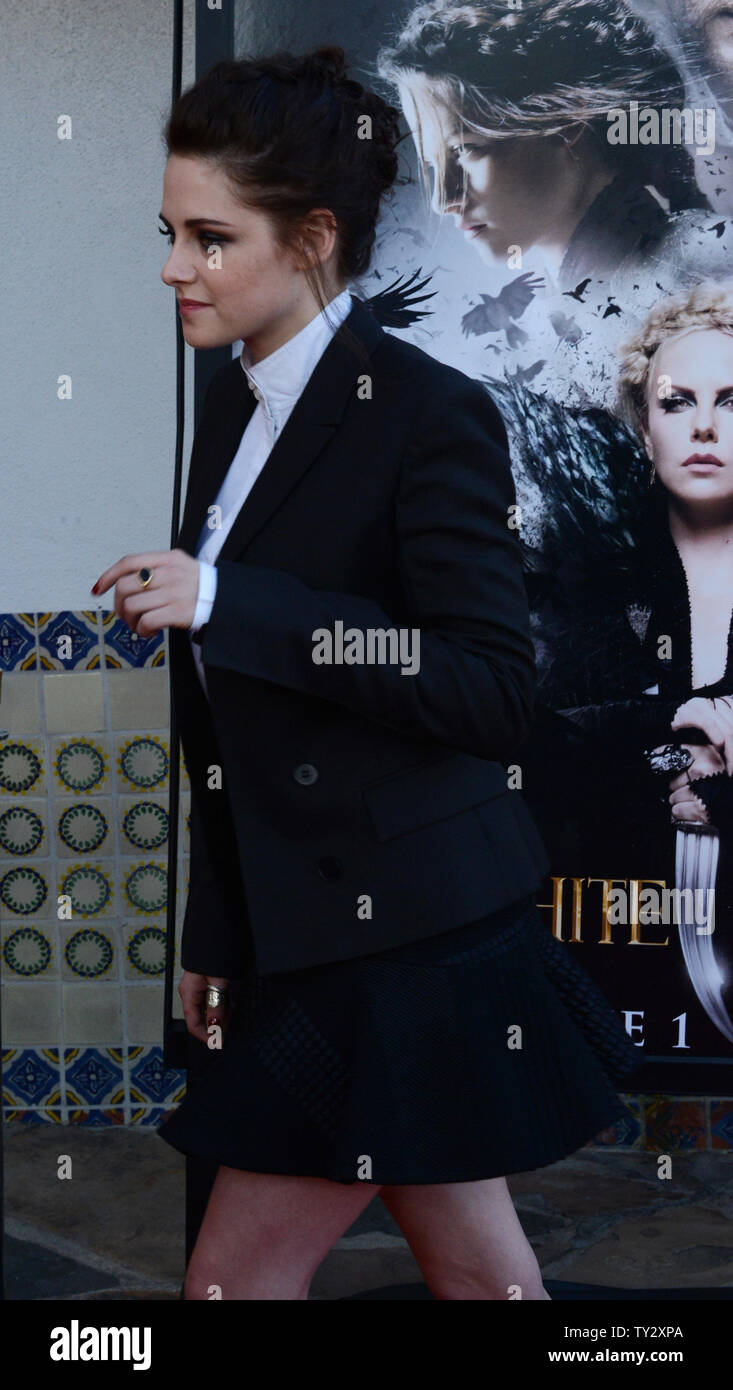 Kristen Stewart Snow White Huntsman Stockfotos Und Bilder Kaufen Alamy