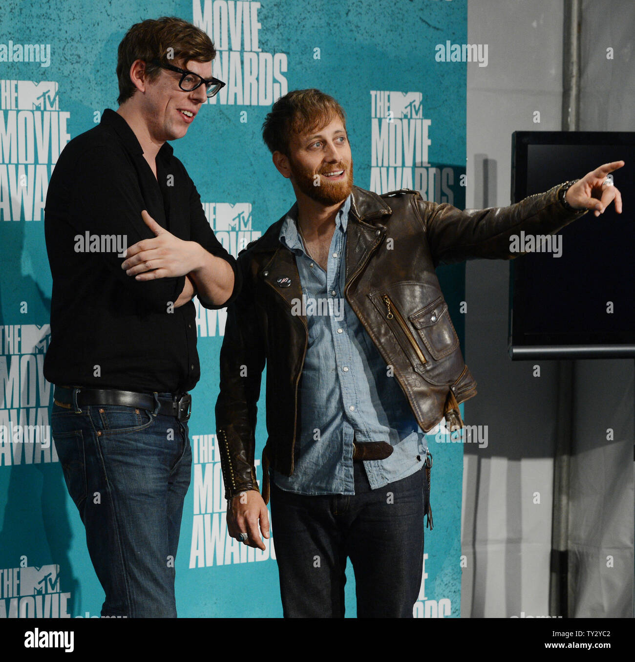 Musiker Patrick Carney (L) und Dan Auerbach der schwarzen Tasten erscheinen hinter der Bühne während der 2012 MTV Movie Awards am Gibson Amphitheater in Universal City, Kalifornien am 3. Juni 2012. UPI/Jim Ruymen Stockfoto