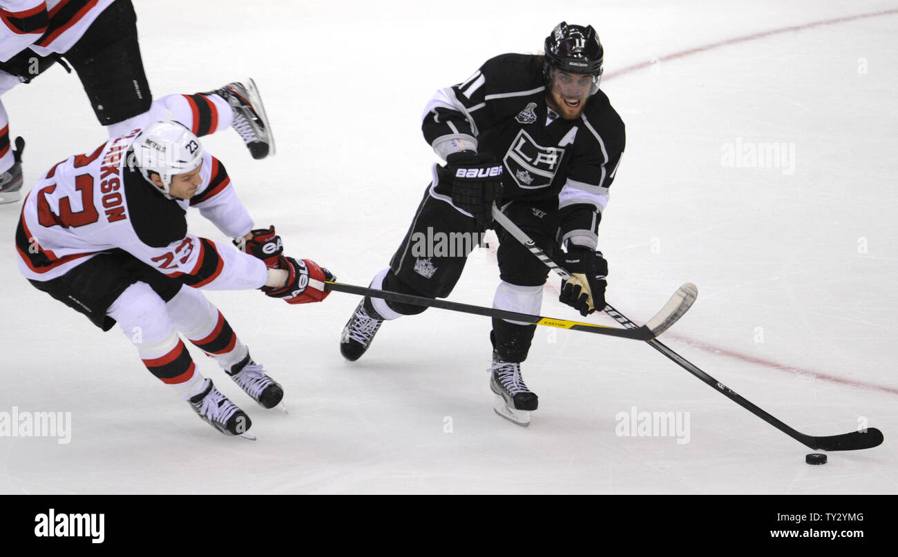 New Jersey Devils rechten Flügel David Clarkson (23) und die Los Angeles Kings Center Anze Kopitar (11) Kampf um den Puck in der dritten Periode von Spiel 4 der NHL Stanley Cup Finals im Staples Center in Los Angeles, Kalifornien am 6. Juni 2012. Die Devils gewann 3-1. UPI/Lori Shepler. Stockfoto