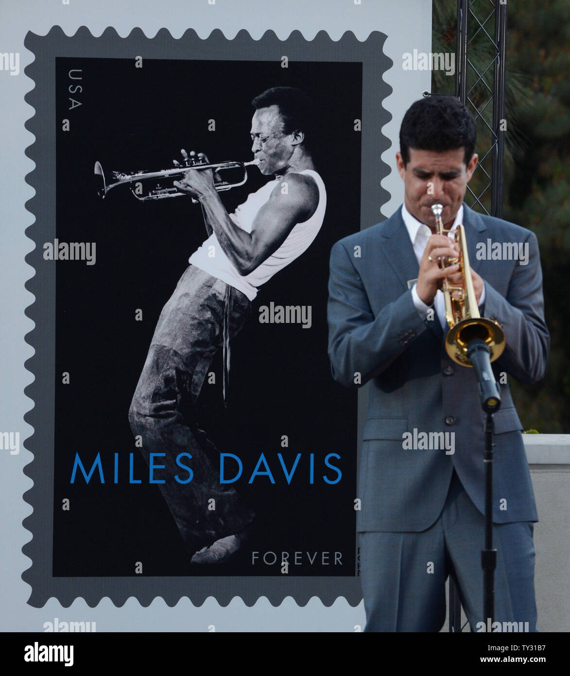 Jazz Künstler Gabriel Johnson führt während einer Einweihung und Enthüllung Zeremonie zu Ehren Jazz Legende Meile Davis mit einem ewig Stempel in der Hollywood Bowl in Los Angeles am 27. Juni 2012. UPI/Jim Ruymen Stockfoto