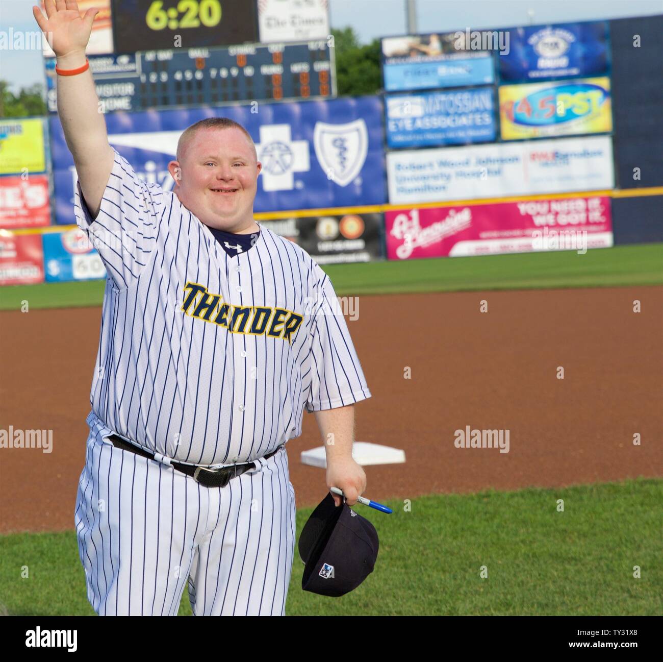 Trenton, New Jersey, USA. 25. Juni 2019. Der Trenton Donner ihre Bat Boy geehrt, TOMMY SMITH, einen besonderen Bedürfnissen person und spezielle Olympier, mit einem Festakt und Bobblehead vor dem Spiel heute abend gegen die Lesung Fightin Phils bei ARM & HAMMER Park. Credit: Staton Rabin/ZUMA Draht/Alamy leben Nachrichten Stockfoto