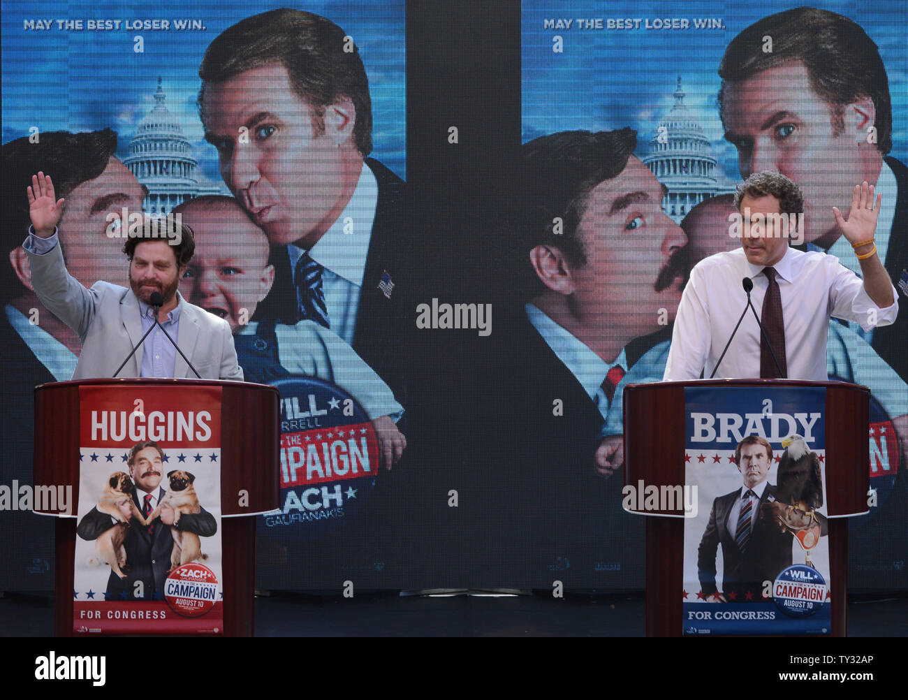 Schauspieler Zach Galifianakis (L) und Will Ferrell ein mock Nachrichten Konferenz für die Einführung der neuen Warner Bros. Bilder 'Film' die Kampagne 'Whistle Stop Tour quer durch Nordamerika, an der Waldung in Los Angeles am 17. Juli 2012 sorgen. UPI/Jim Ruymen Stockfoto