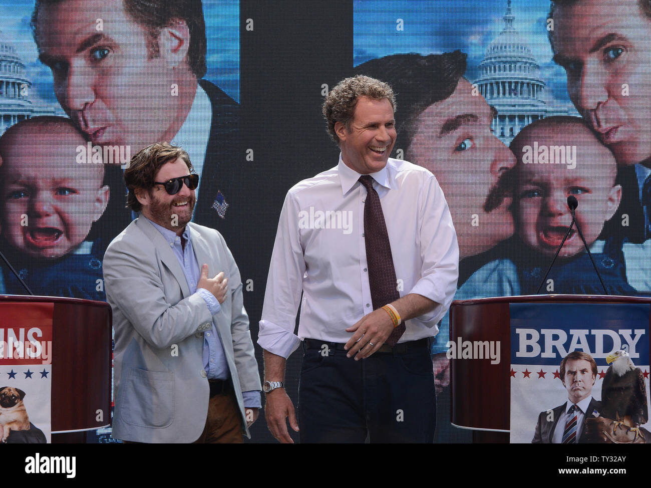 Schauspieler Zach Galifianakis (L) und Will Ferrell ein mock Nachrichten Konferenz für die Einführung der neuen Warner Bros. Bilder 'Film' die Kampagne 'Whistle Stop Tour quer durch Nordamerika, an der Waldung in Los Angeles am 17. Juli 2012 sorgen. UPI/Jim Ruymen Stockfoto