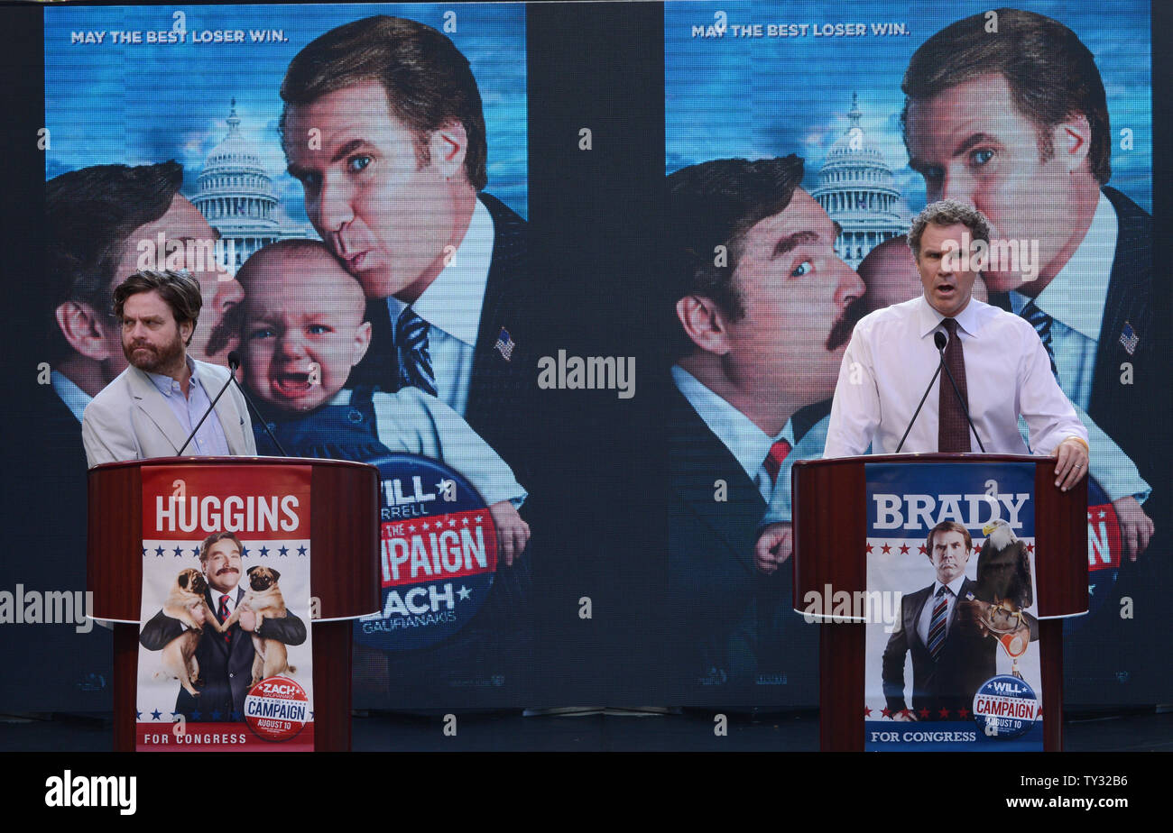 Schauspieler Zach Galifianakis (L) und Will Ferrell ein mock Nachrichten Konferenz für die Einführung der neuen Warner Bros. Bilder 'Film' die Kampagne 'Whistle Stop Tour quer durch Nordamerika, an der Waldung in Los Angeles am 17. Juli 2012 sorgen. UPI/Jim Ruymen Stockfoto