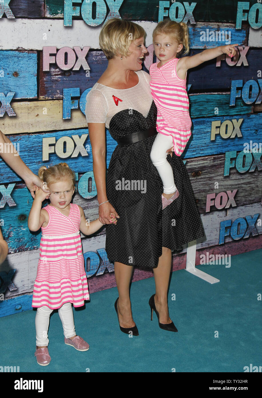 Schauspielerinnen Martha Plimpton (R), Baylie Cregut (L) und Rylie Cregut (R) aus der Fernsehsendung 'Anheben' der Fuchs All-Star-Party in Los Angeles am 23. Juli 2012 sorgen. UPI/Danny Moloshok Stockfoto