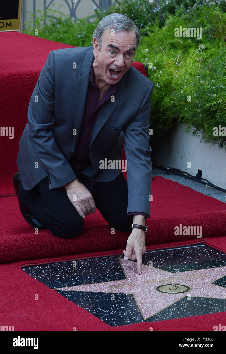 Sänger und Songschreiber Neil Diamond berührt seine Sterne während einer enthüllungsfeier ihn ehrt mit dem 2.475 th Stern auf dem Hollywood des Ruhmes in Los Angeles am 10. August 2012 laufen. UPI/Jim Ruymen Stockfoto