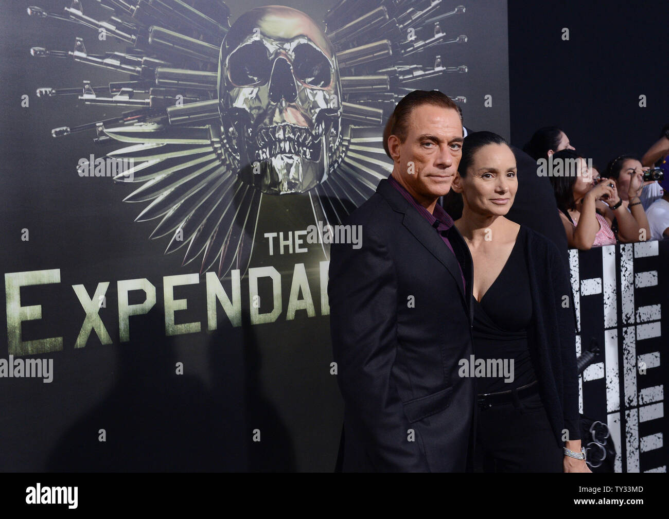 Jean-Claude Van Damme (L), ein Ensemble in der Action Adventure motion picture" die Verschleißteile 2', besucht die Premiere des Films mit seiner Frau Gladys Portugues am Grauman's Chinese Theater in Hollywood" in Los Angeles am 15 August, 2012. UPI/Jim Ruymen Stockfoto