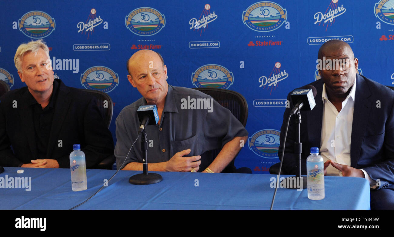 Schwarzfahrer Miteigentümer Earvin "Magic" Johnson (R) in einer Pressekonferenz mit dem Vorsitzenden Mark Walter (L) und CEO Stan Kasten (C) Bekanntgabe der Los Angeles Dodgers Erwerb aller - teilnimmt. Stars Adrian Gonzalez und Carl Crawford, World Series MVP pitcher Josh Beckett und. infielder Nick Punto und Bargeld von den Red Sox, während einer Pressekonferenz in der Dodgers Stadion in Los Angeles am 25 August, 2012. Die Schwindler nehmen mehr als 260 Mio. $ in der Lohn- und Gehaltsliste Kosten aus der Sox, nach verschiedenen veröffentlichten Berichten. UPI/Jim Ruymen Stockfoto